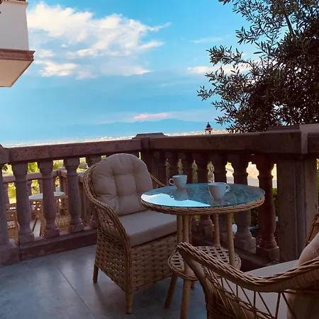 Asgard Deluxe Hotel *