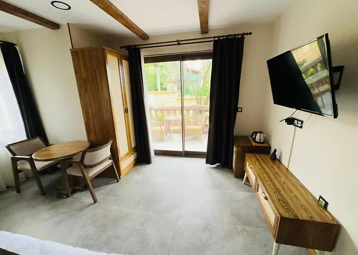 Asgard Deluxe Hotel *