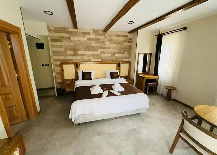 Asgard Deluxe Hotel *