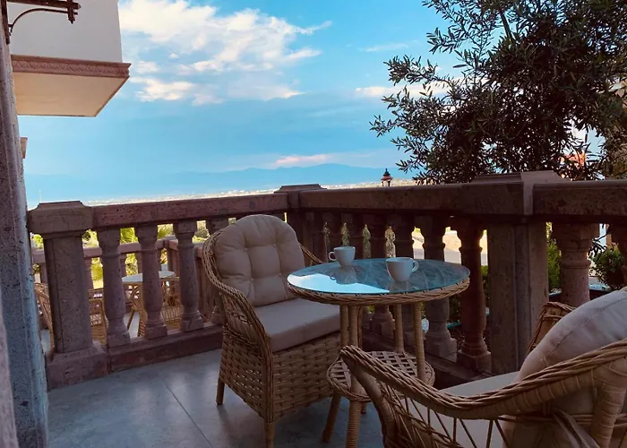 Asgard Deluxe מלון *